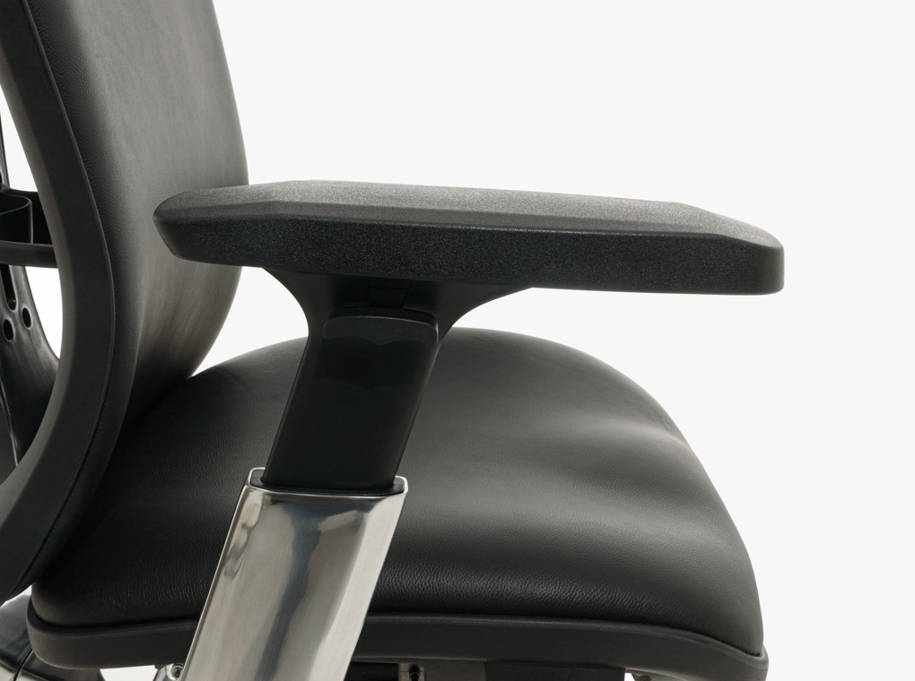 TITANIUM 901 FEKETE VALÓDI BŐR IRODASZÉK