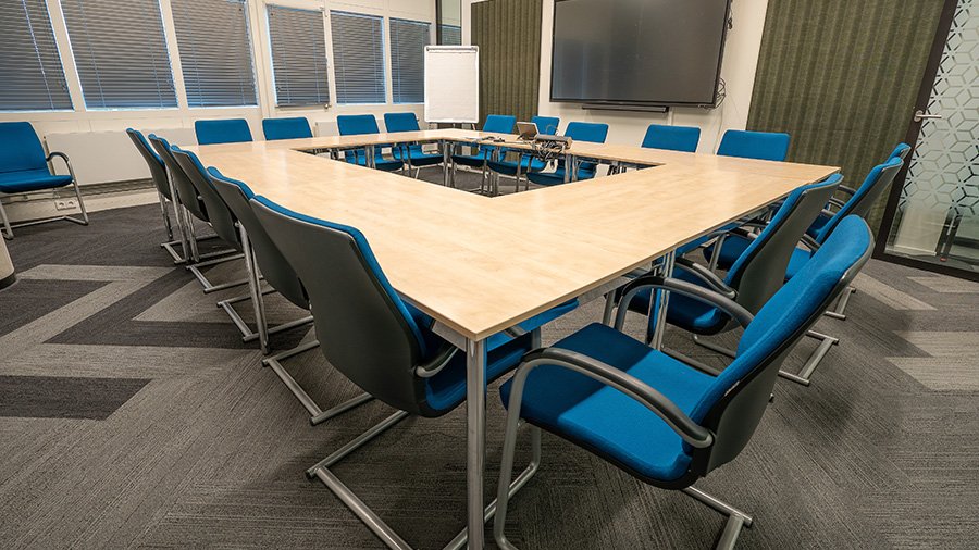  Dizájn és kényelem a tárgyalóteremben: Hogyan válasszuk ki a tökéletes székeket